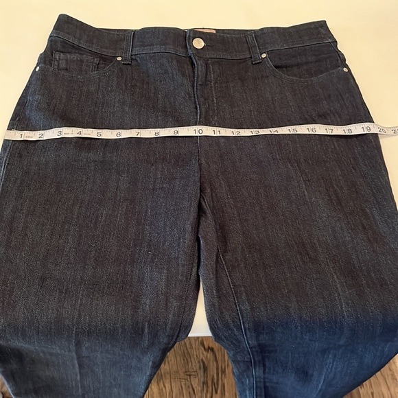 Chico’s Fabulously Slimming Capri High Rise Size 1 M/8 - Picture 5 of 16